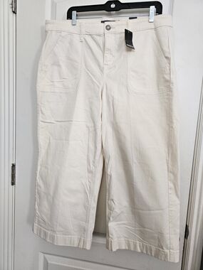 Torrid NWT Sz 16 Cream Wide Leg Crop Pants